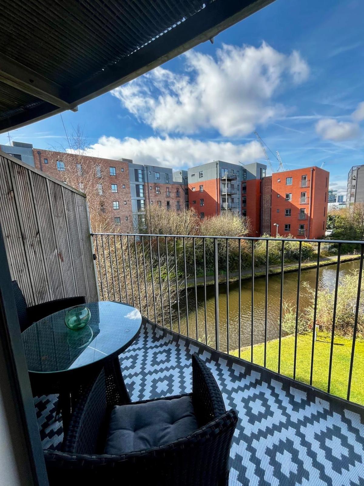 Serene 2-Bed Flat With Canal Views - Coop Live & Ethiad Manchester Exteriér fotografie